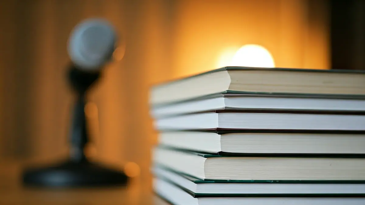 Imagen genérica de libros y un micrófono, simbolizando la literatura y la poesía.