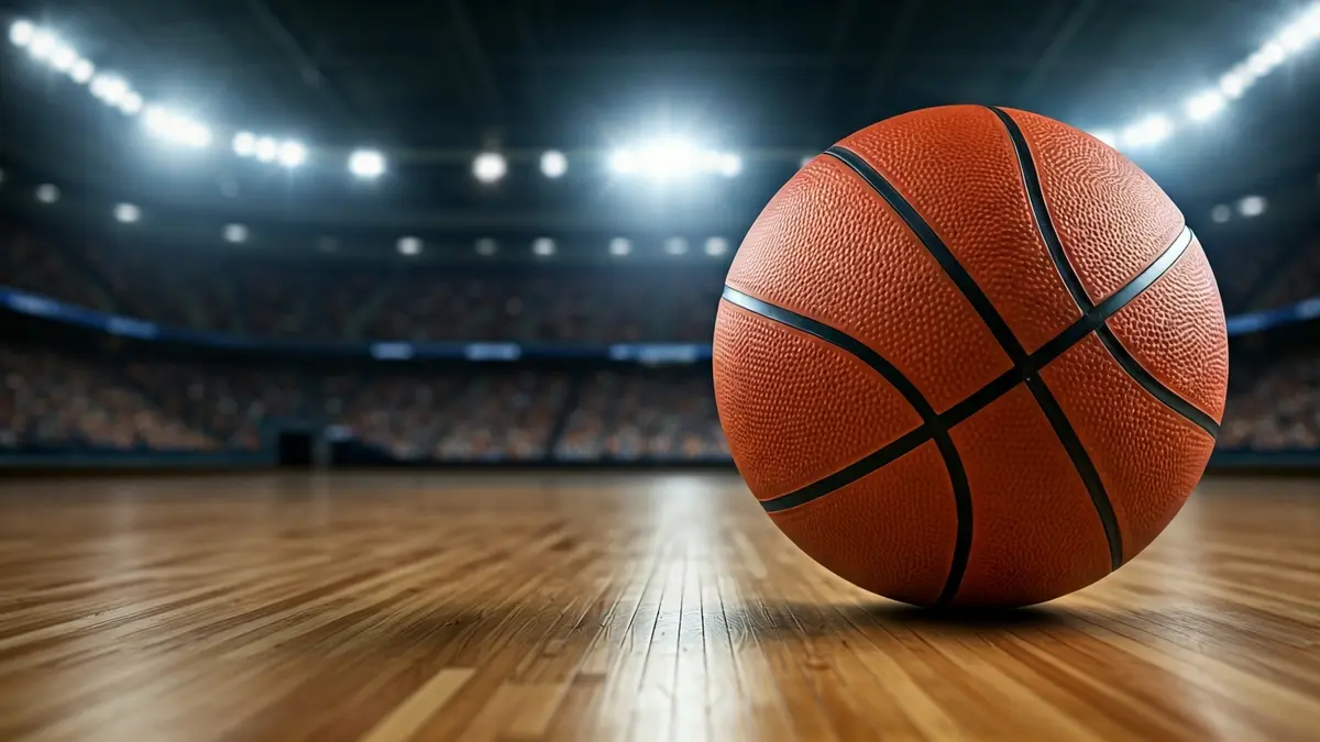 Imagen genérica de un balón de baloncesto en una cancha.