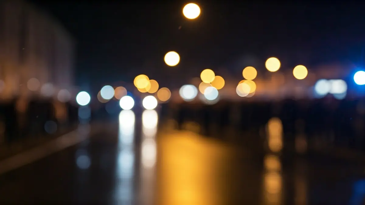 Imagen genérica de luces de emergencia reflejadas en asfalto mojado.