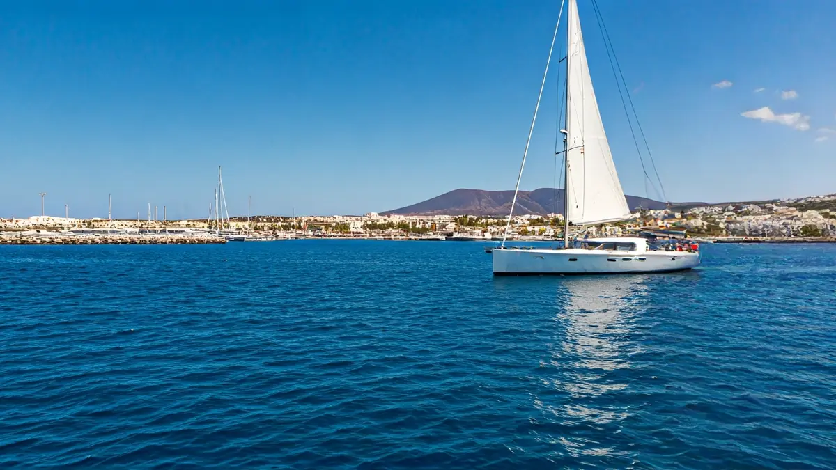 Imagen de un velero navegando cerca de la costa de Gran Canaria.