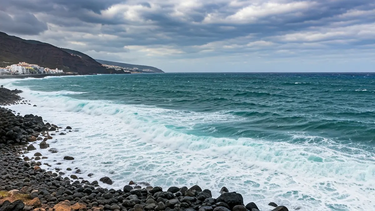 Imagen genérica de un mar agitado con olas grandes y viento en una costa rocosa de Canarias.