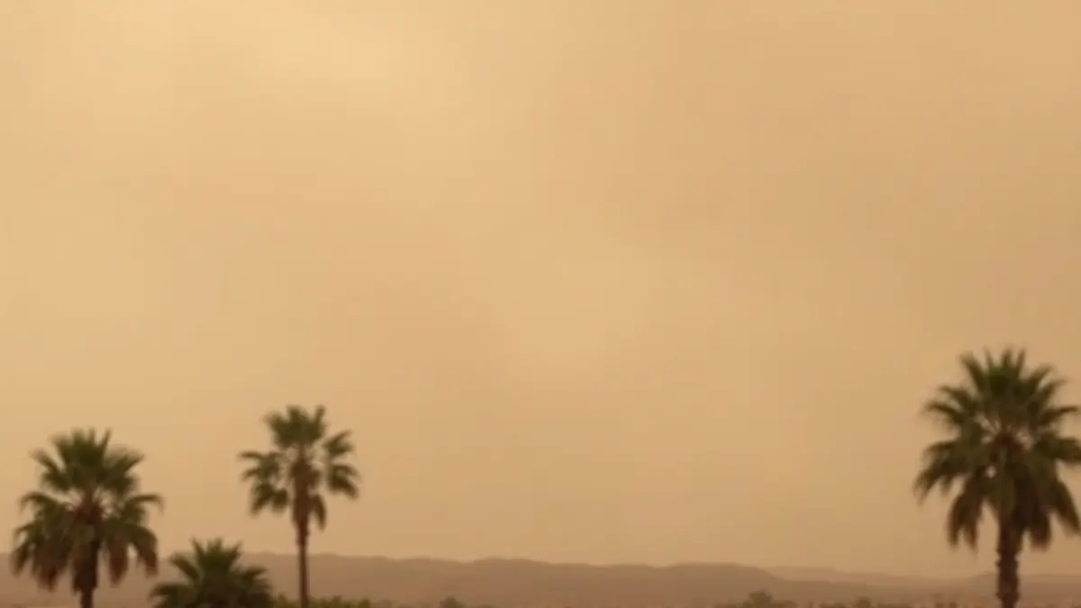Generic image of a hazy sky over a Canarian landscape, with reduced visibility.