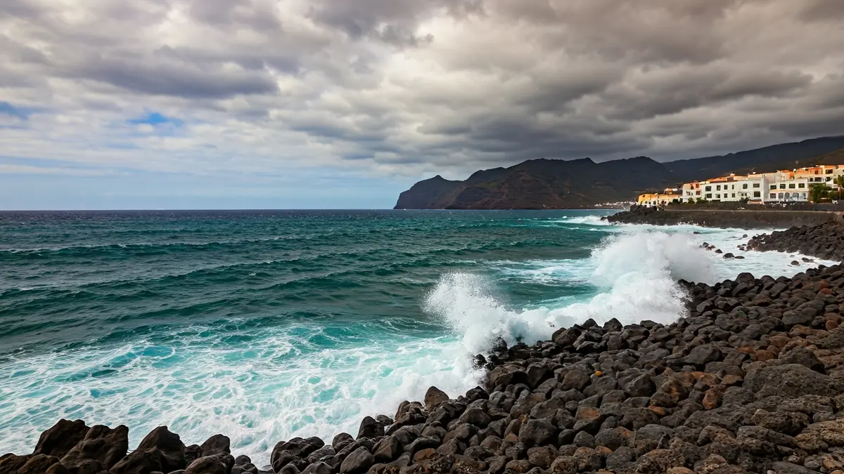 Imagen genérica de fuerte oleaje en una costa rocosa bajo un cielo nublado.