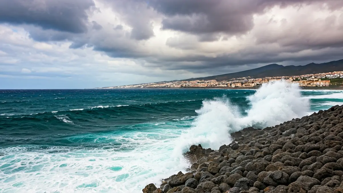Imagen genérica de un mar agitado con olas grandes y viento fuerte en la costa de Canarias.