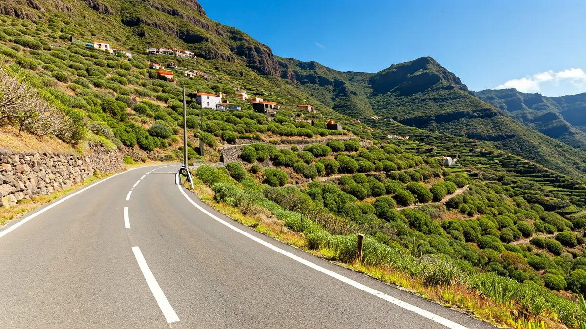 Imagen de un paisaje rural en Canarias con casas tradicionales y vegetación exuberante.