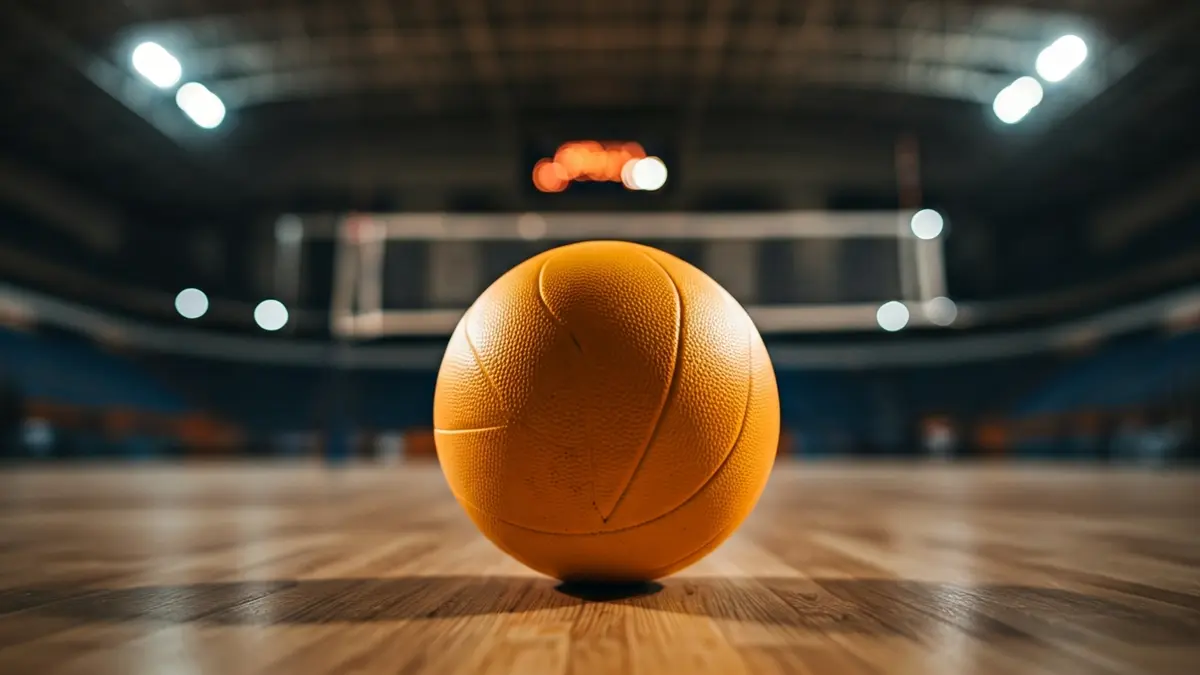 Imagen genérica de un balón de voleibol en una cancha.