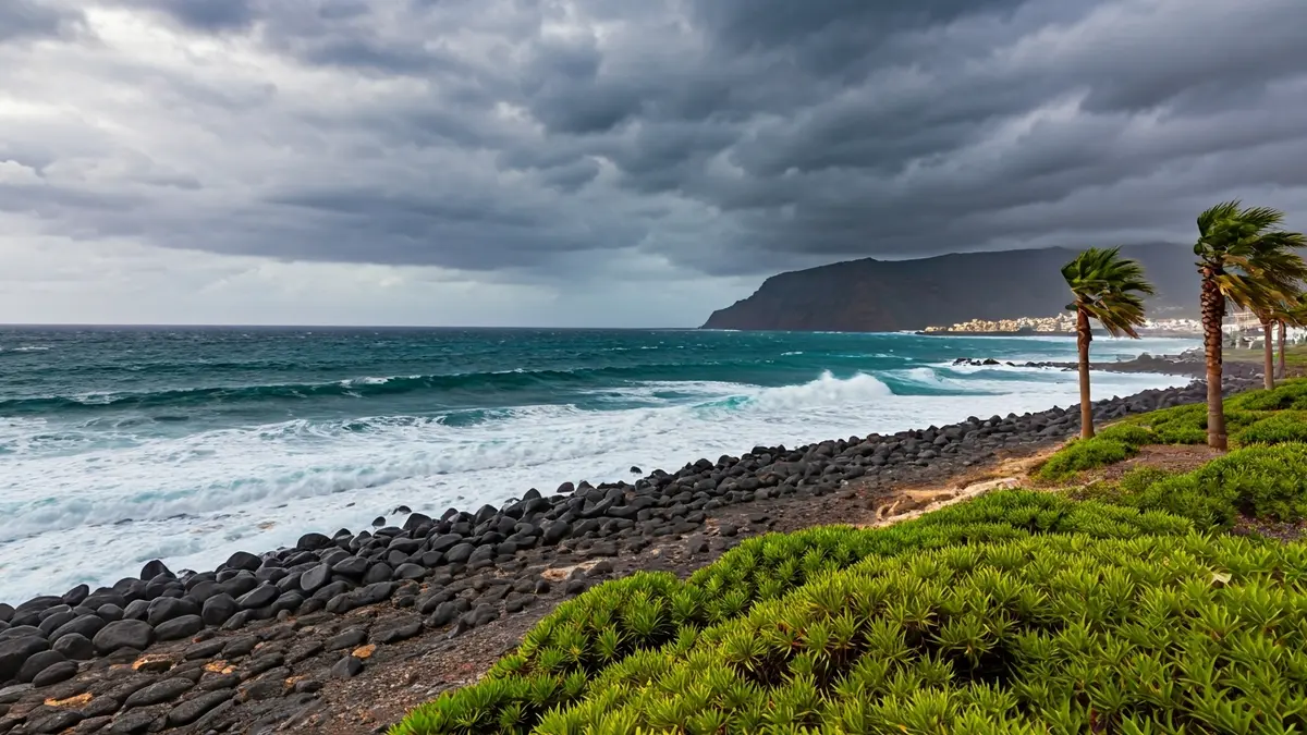 Imagen genérica de un mar agitado con olas grandes rompiendo en la costa bajo un cielo tormentoso.