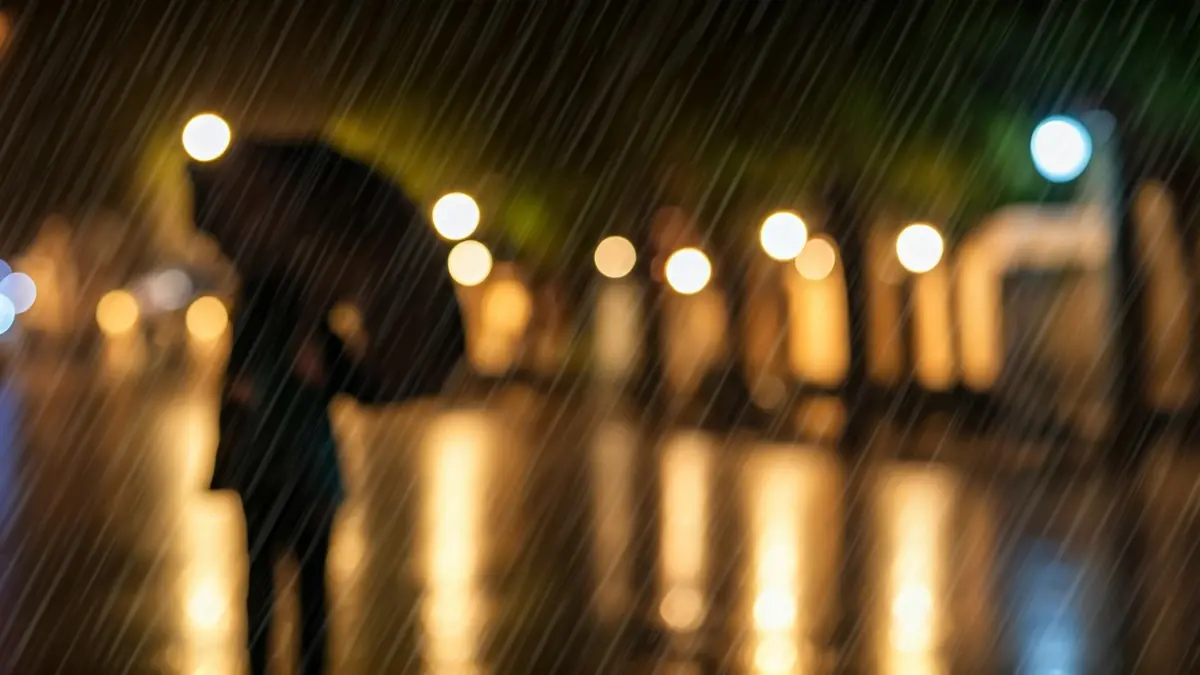 Imagen genérica de una persona con paraguas bajo la lluvia y el viento.
