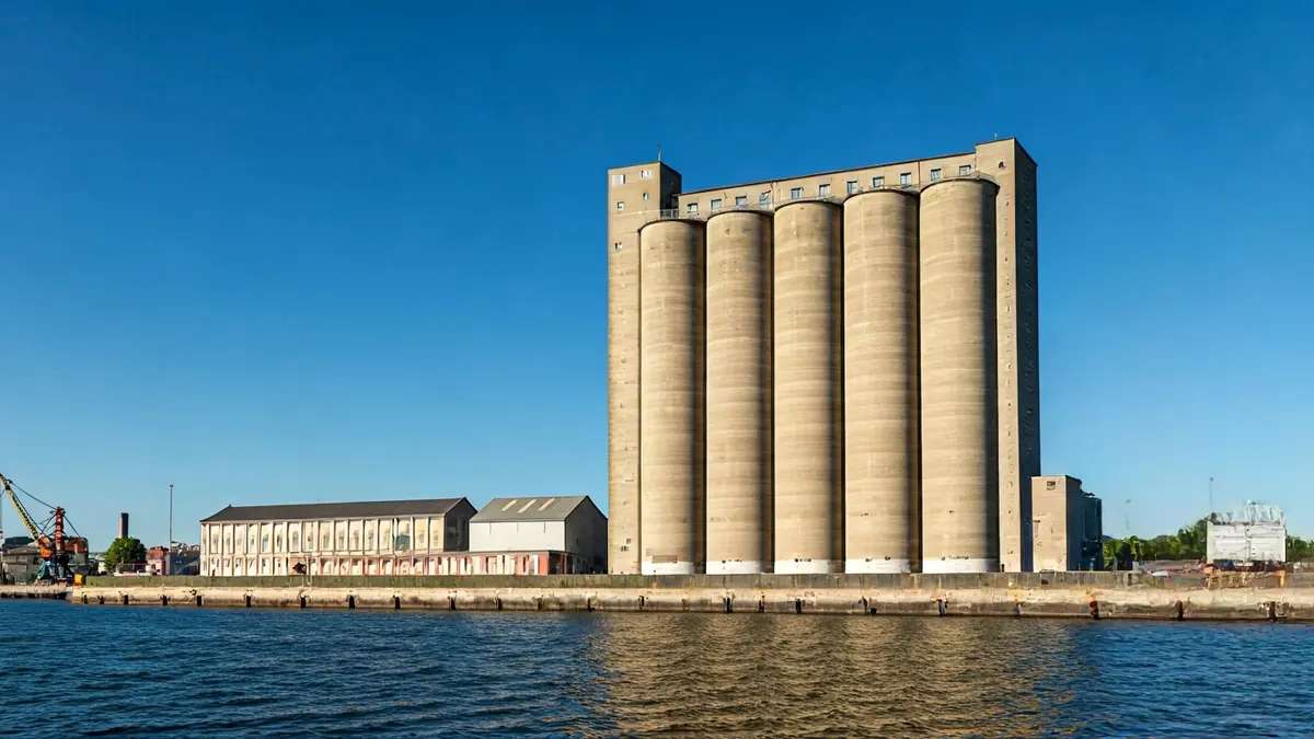 Imagen del Silo de grano tipo P en el Puerto de Santa Cruz de Tenerife, una estructura industrial de hormigón.