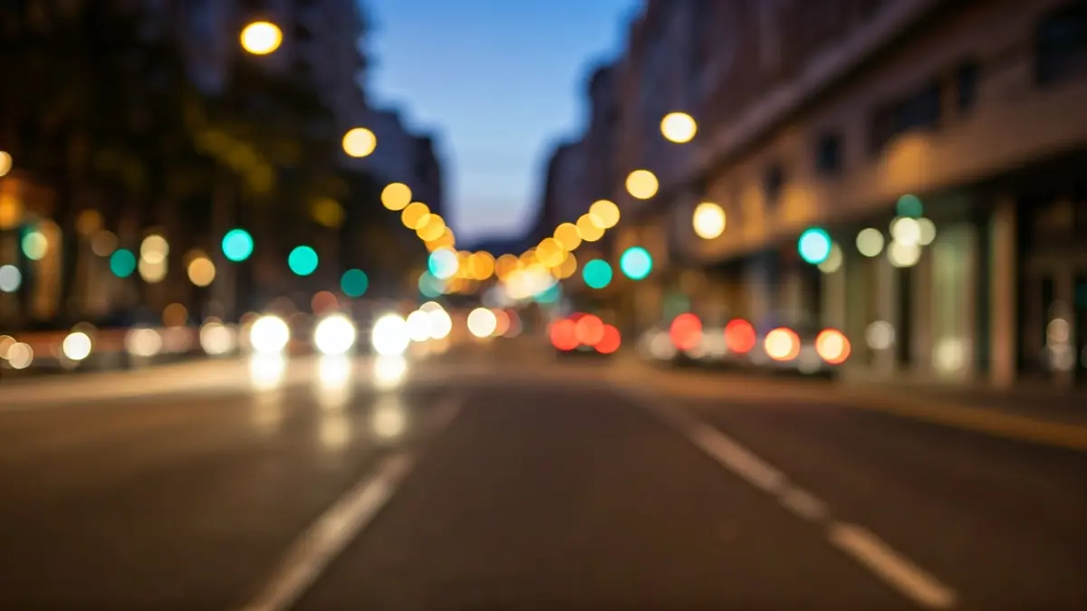 Imagen genérica de una calle urbana moderna al anochecer, con luces y sombras abstractas.