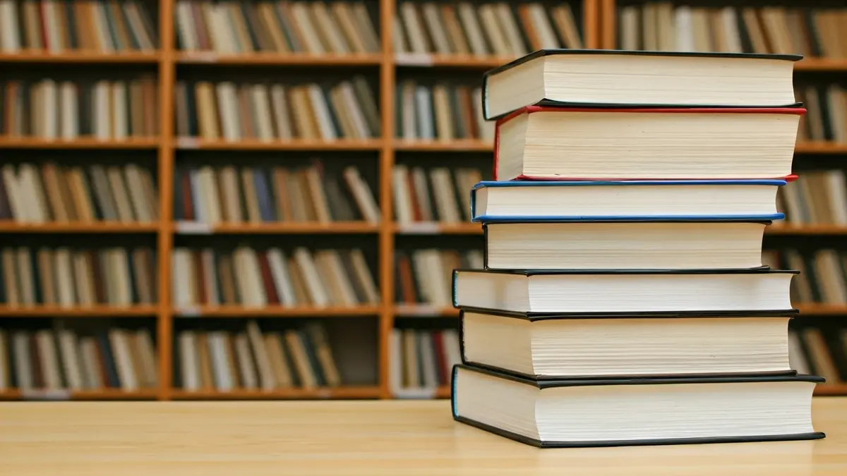 Imagen genérica de libros en una biblioteca, simbolizando la lectura y el aprendizaje.