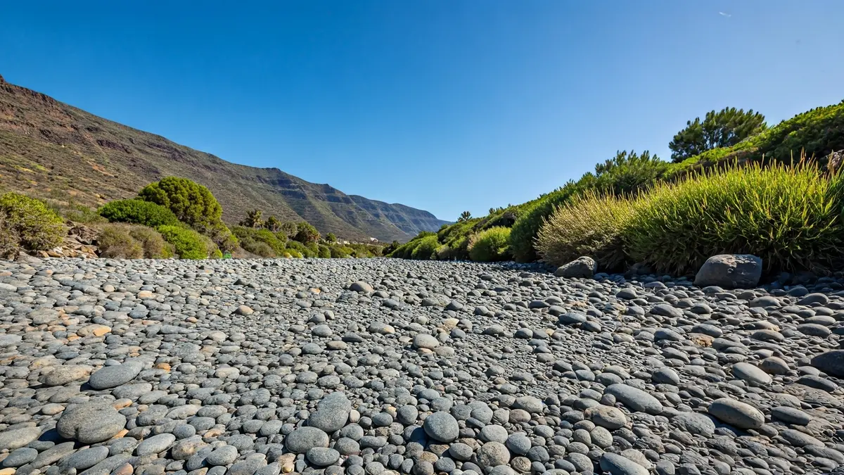 Imagen de un barranco limpio y seco en Costa Teguise, Lanzarote, tras las obras de prevención de inundaciones.
