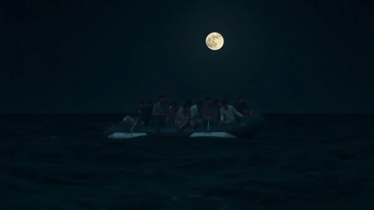 Imagen de una embarcación neumática sobrecargada en el mar, representando una travesía migratoria peligrosa.