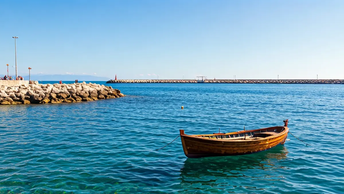 Image of a cayuco approaching the coast of El Hierro.