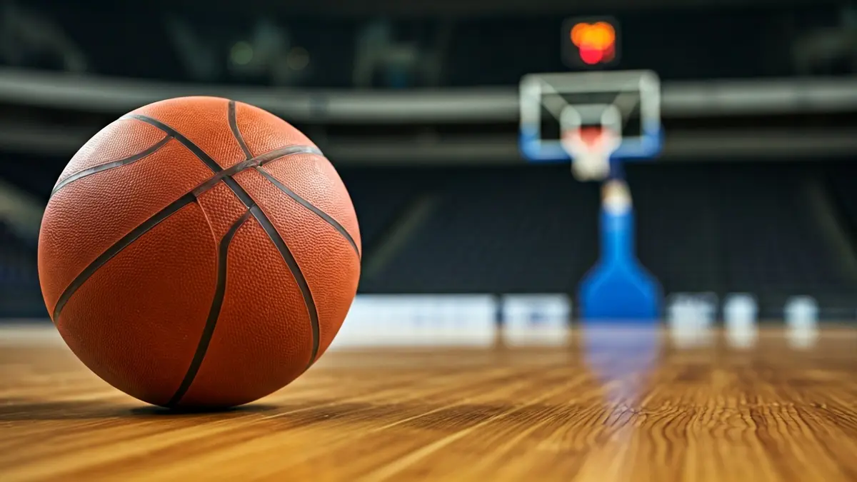 Imagen genérica de un balón de baloncesto en una cancha.