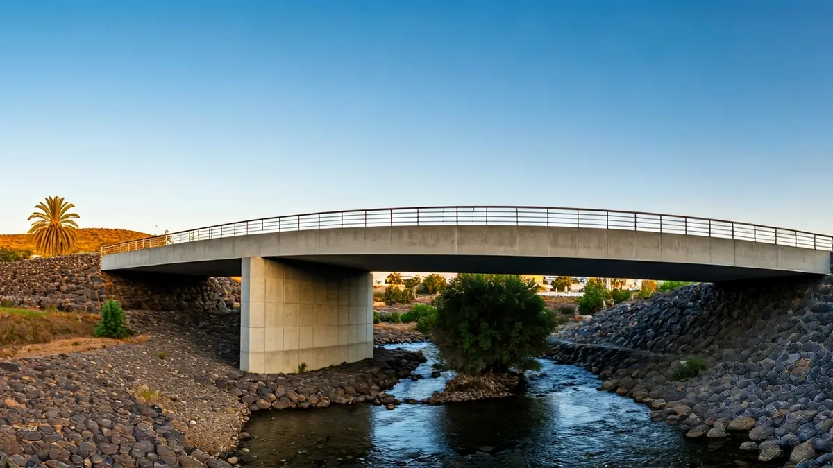 Imagen de un puente moderno junto a uno antiguo en un entorno rural de Canarias.