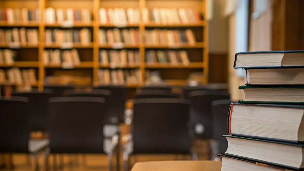 Imagen genérica de una sala de presentación de libros con un podio y sillas vacías.