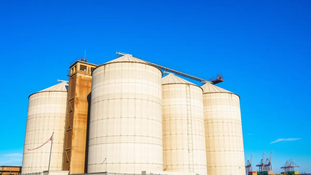 Image of a concrete port silo, highlighting its structure and historical value.