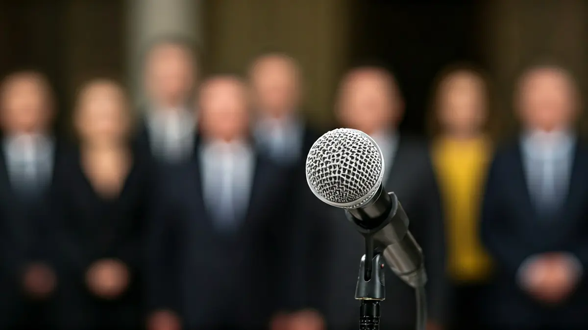 Imagen genérica de un micrófono en un podio, simbolizando un anuncio oficial o una conferencia de prensa.