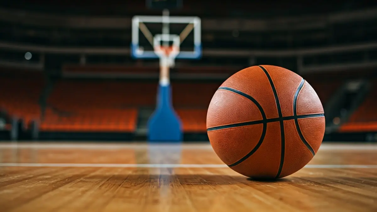 Imagen genérica de un balón de baloncesto en una cancha.