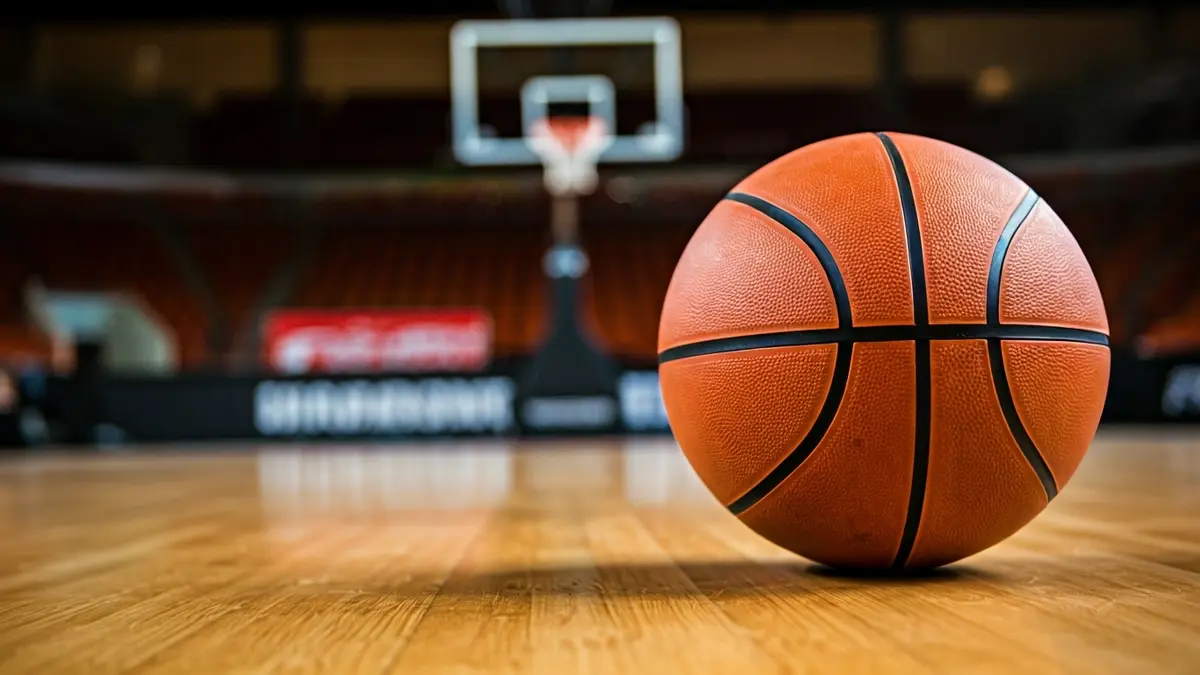 Imagen genérica de un balón de baloncesto en una cancha.