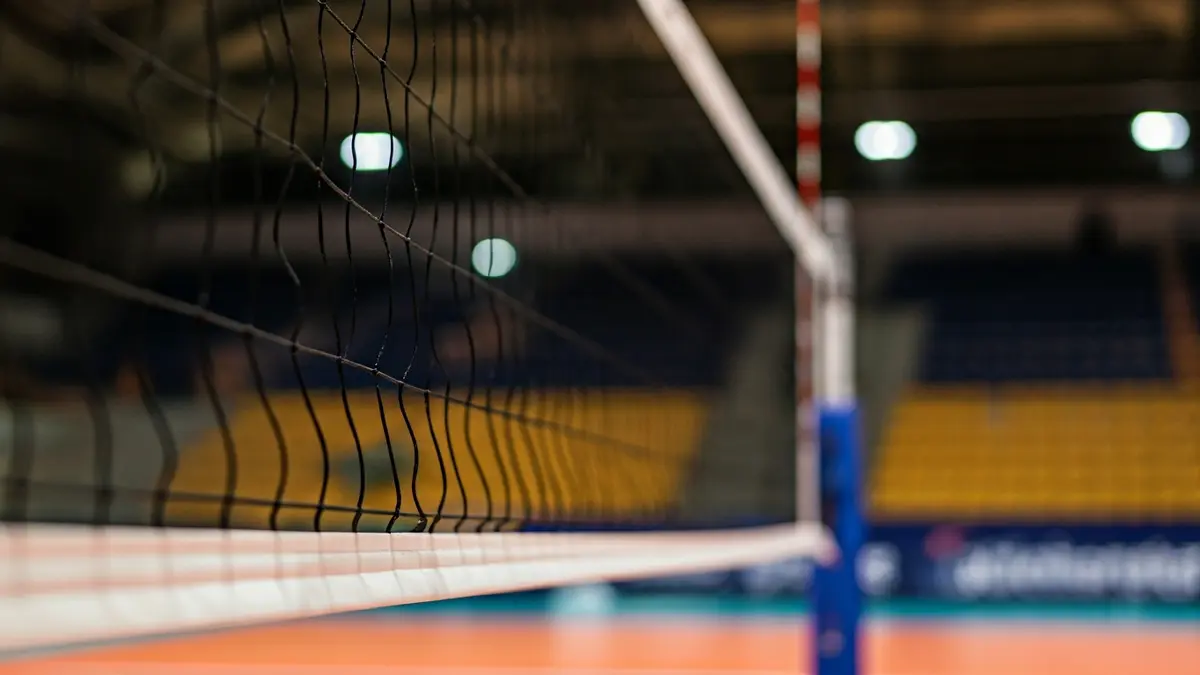 Imagen genérica de una red de voleibol en una cancha interior.
