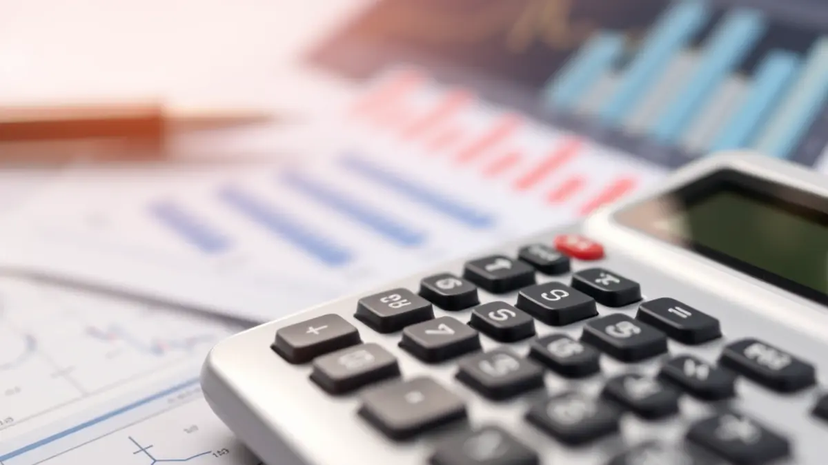 Imagen genérica de una calculadora y gráficos económicos, simbolizando el análisis de datos laborales.