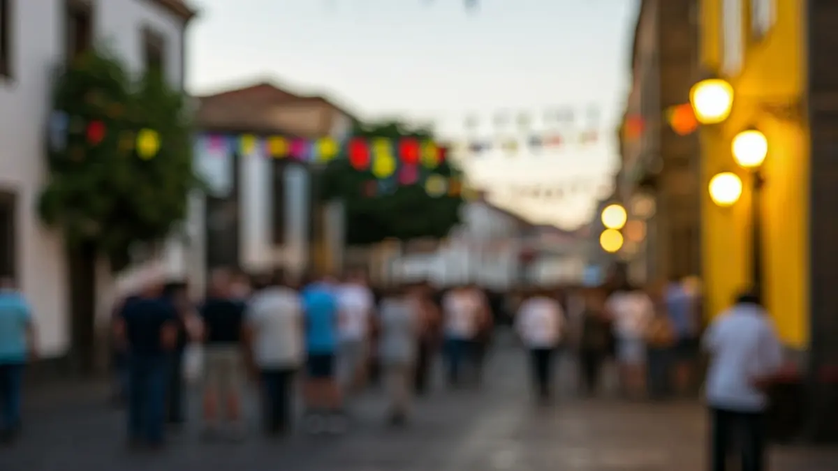 Imagen genérica de un festival callejero en una plaza canaria, con gente y decoraciones coloridas.