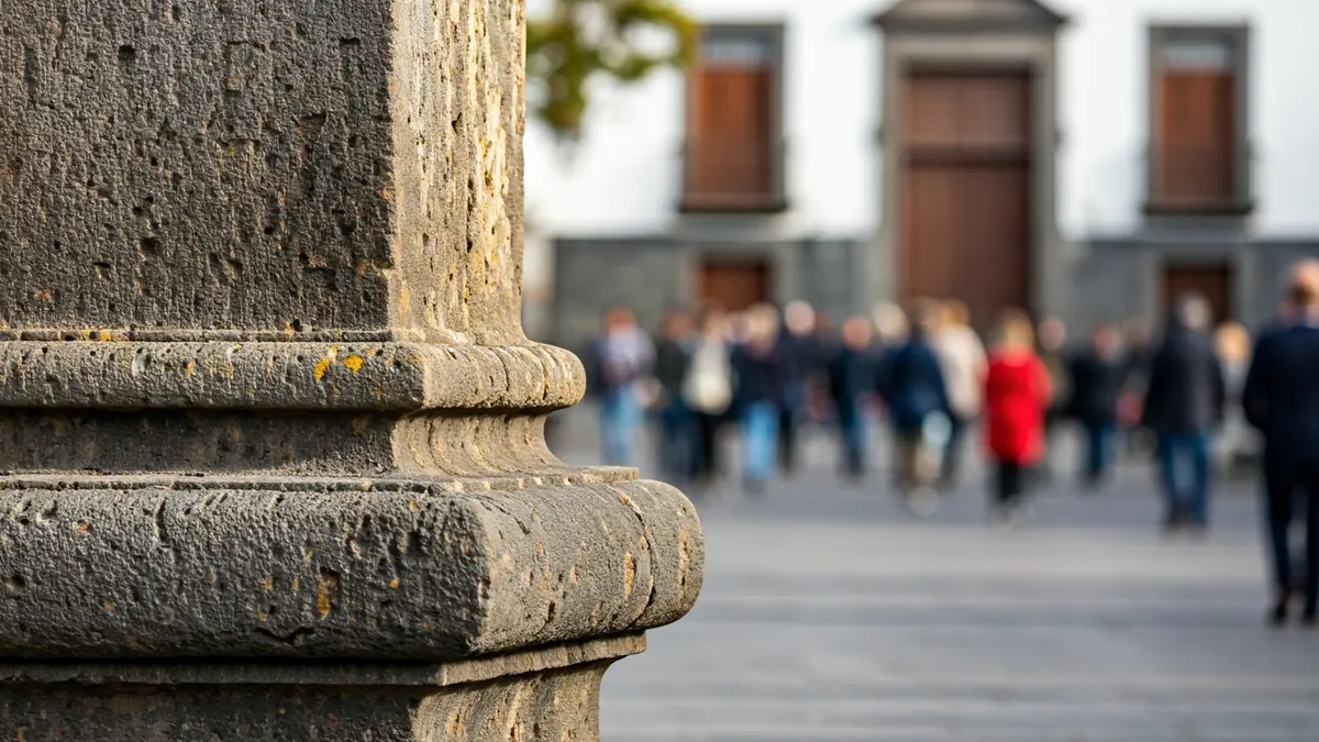 Monumento de piedra en una plaza pública de Santa Cruz de Tenerife