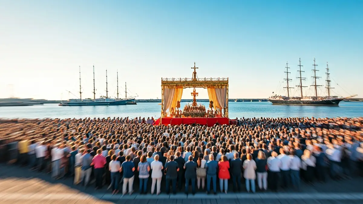 Imagen de un altar al aire libre en un puerto, con una multitud difuminada y barcos al fondo.