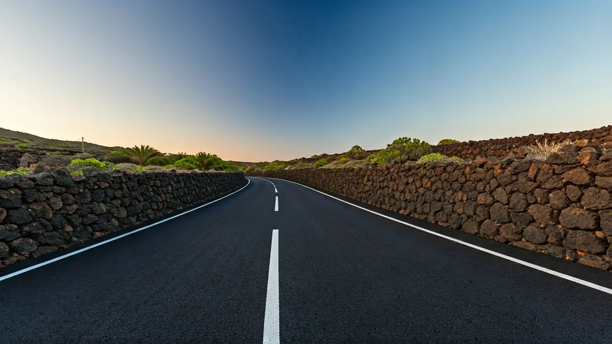 Imagen genérica de una carretera recién asfaltada en un entorno rural canario.