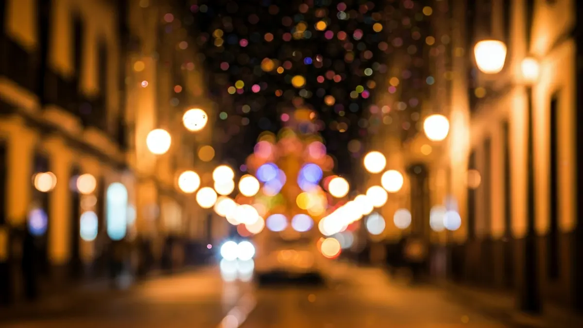 Imagen genérica de una calle festiva con confeti y luces de carnaval en Canarias.