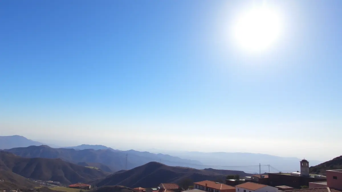 Imagen del paisaje de Tejeda bajo un cielo despejado con calima.