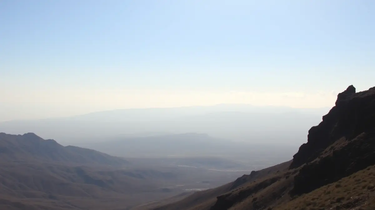 Imagen genérica de un cielo despejado con algunas nubes sobre un paisaje montañoso en Canarias.