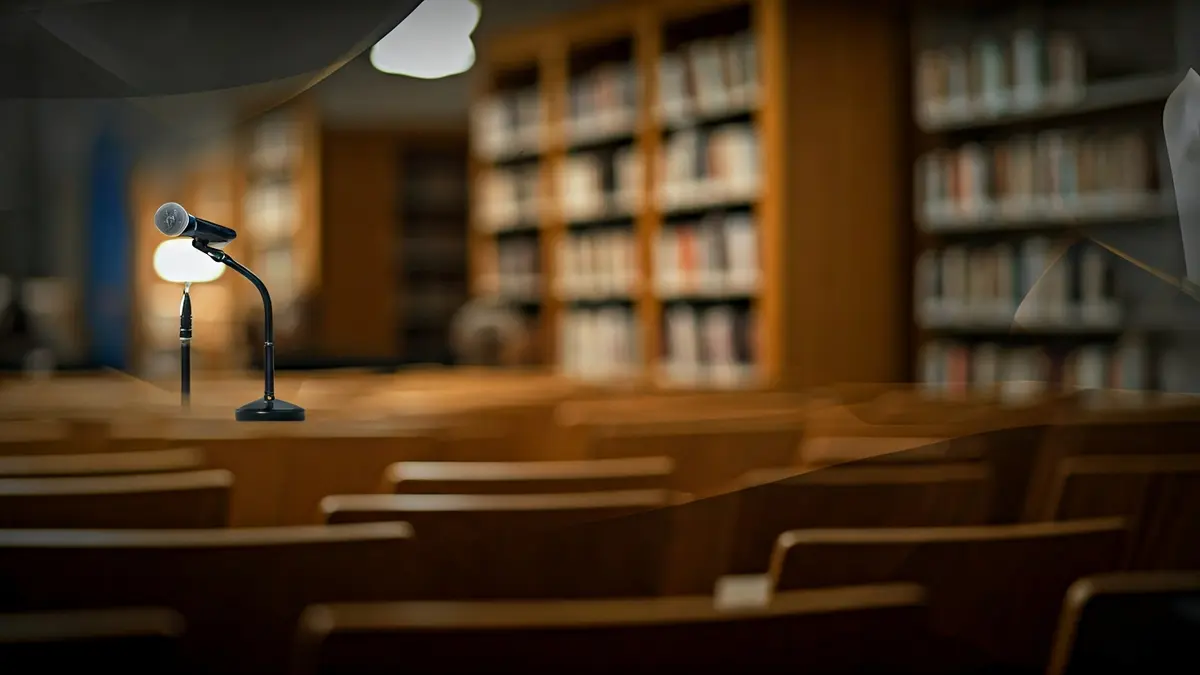 Imagen de una sala de exposición o biblioteca con elementos de diseño gráfico.