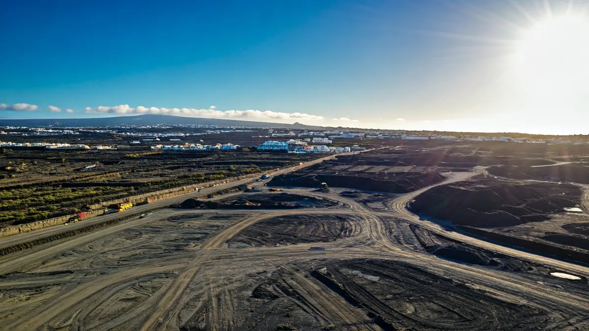 Vista aérea de un terreno afectado por obras en una zona costera de Tenerife.