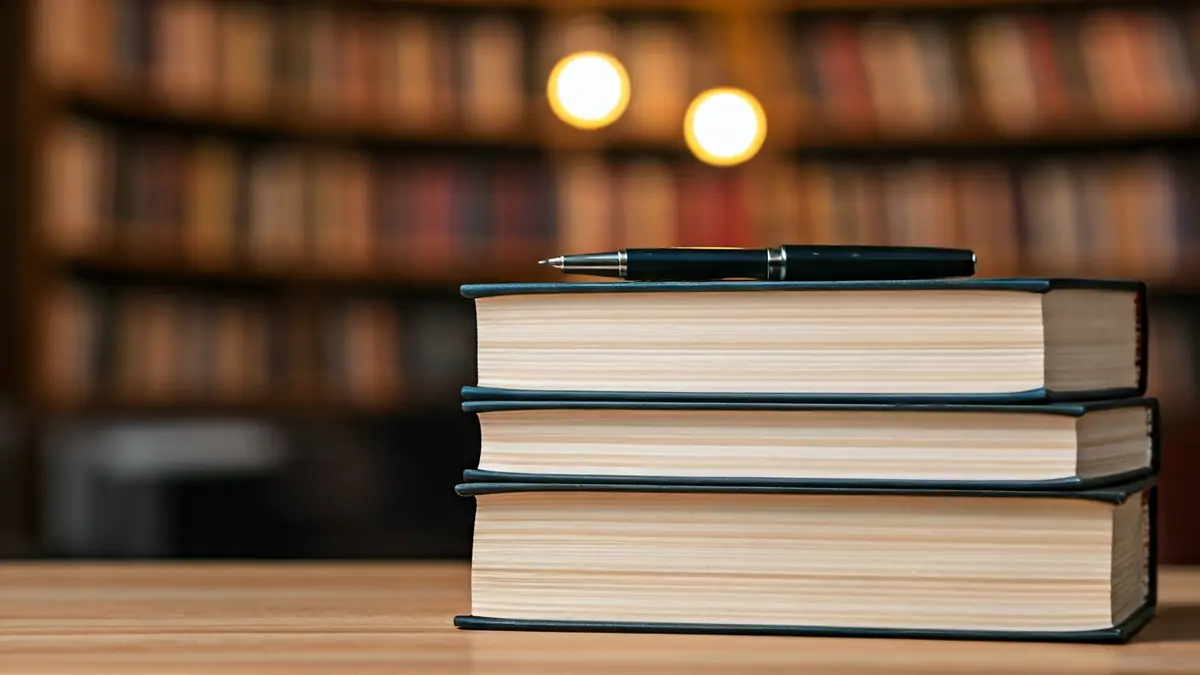 Imagen genérica de libros de filosofía en un escritorio, con un ambiente de estudio.