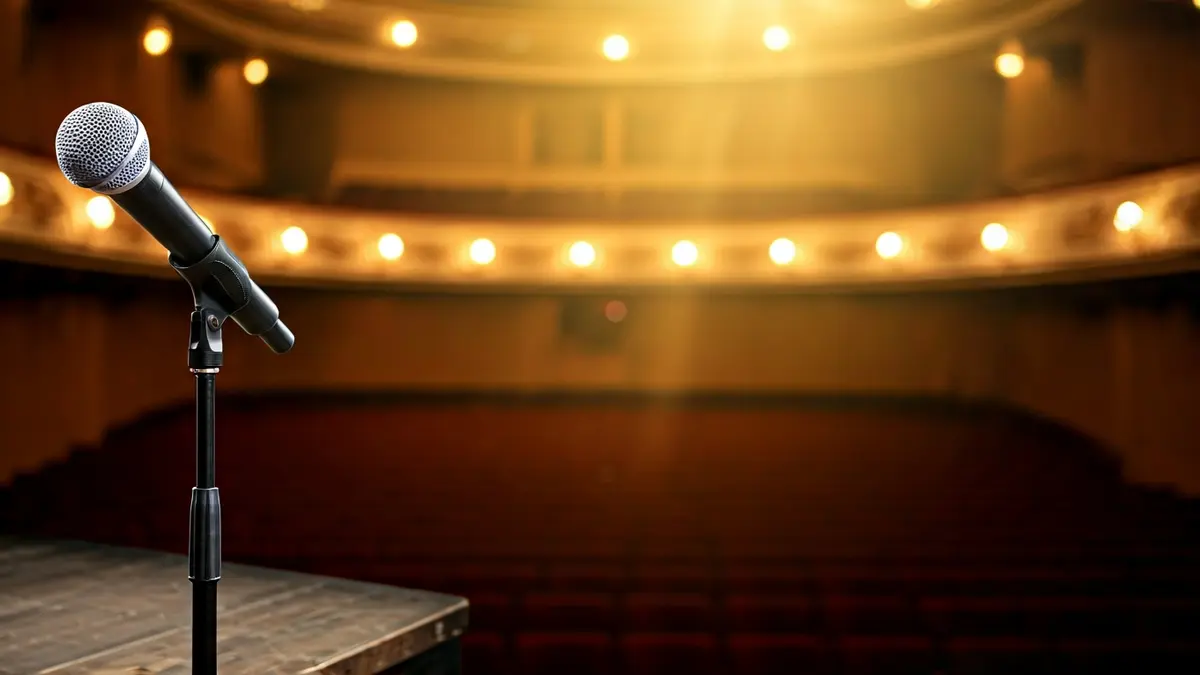 Imagen genérica de un escenario con un micrófono, representando un espectáculo de monólogo.