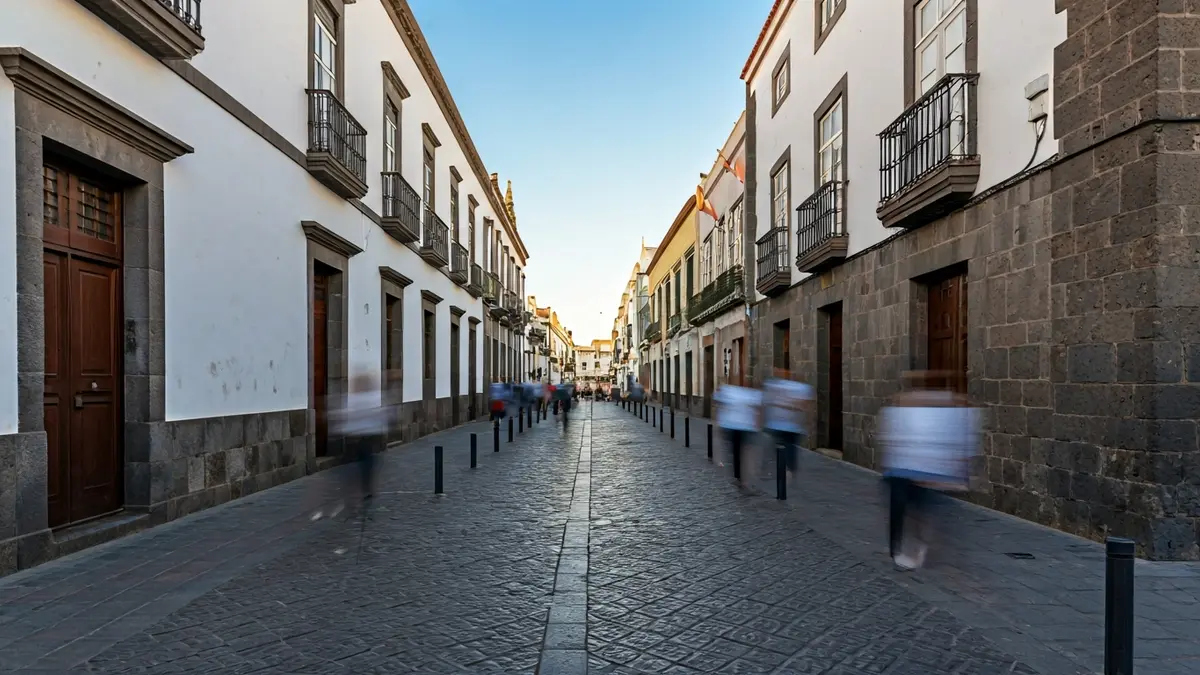 Imagen de la calle del Castillo en Santa Cruz de Tenerife, con edificios históricos y gente paseando.