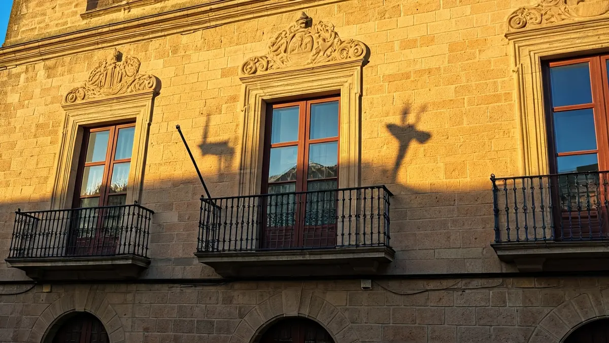 Fachada de la Casa de la Fonda en La Oliva con un nuevo vallado impreso