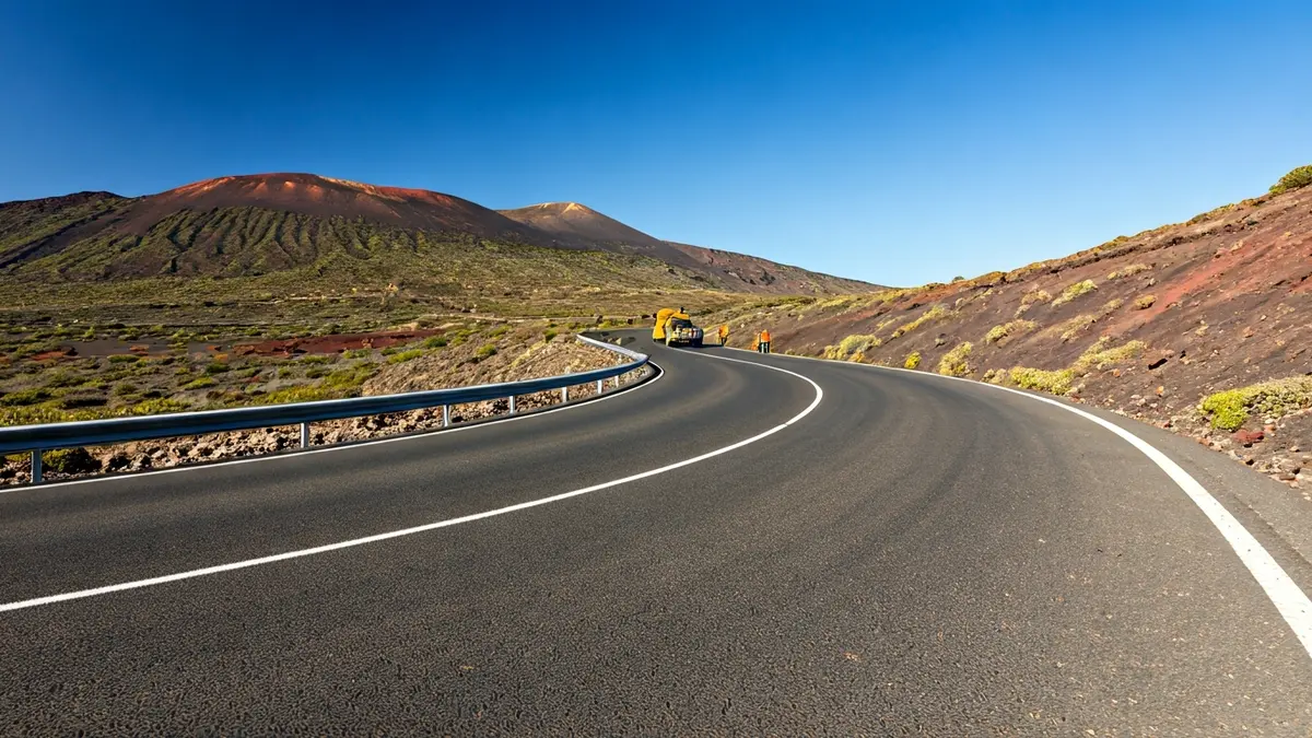 Imagen de una carretera en La Gomera con trabajos de mantenimiento.