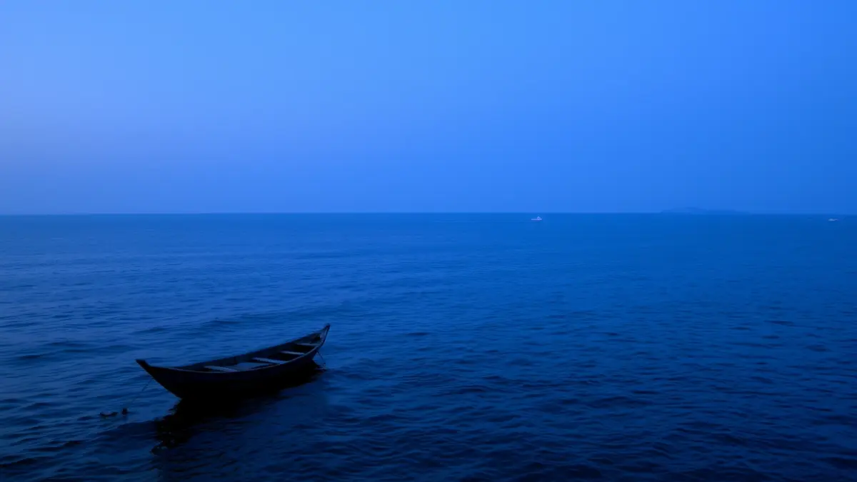 Generic image of a cayuco at sea at sunset, symbolizing the Atlantic migratory route.