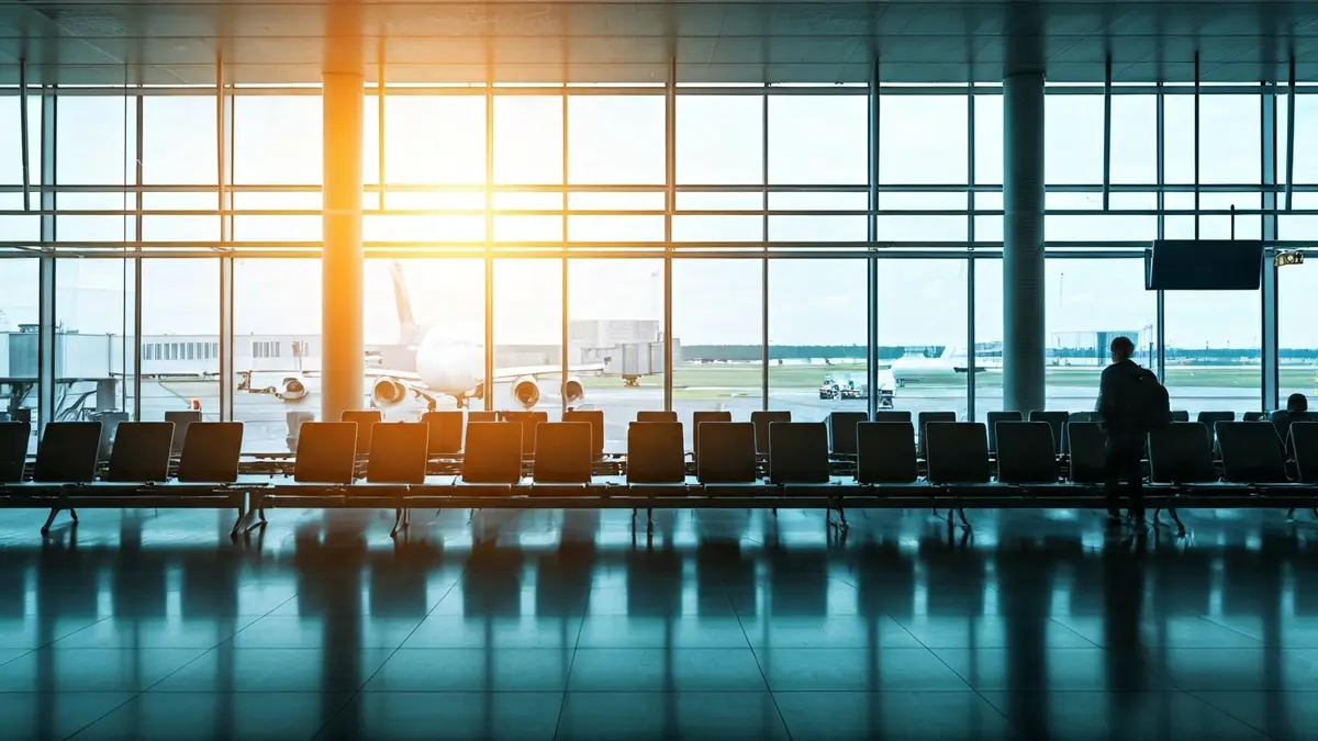 Imagen genérica de un aeropuerto moderno con un avión en la pista, simbolizando la llegada de vuelos internacionales.