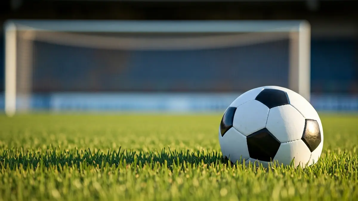 Imagen genérica de un balón de fútbol sobre el césped de un estadio.