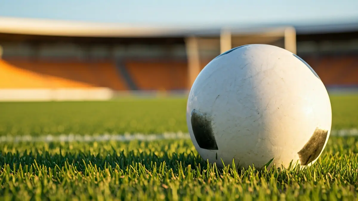 Imagen genérica de un balón de fútbol en el césped de un estadio.