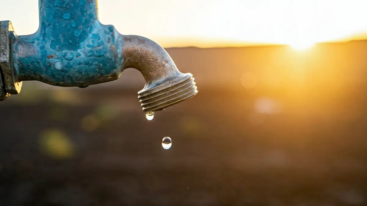 Imagen genérica de un grifo goteando agua en un entorno árido, simbolizando la gestión del agua.