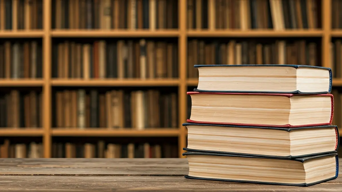 Imagen genérica de libros antiguos en una biblioteca, simbolizando el conocimiento clásico.