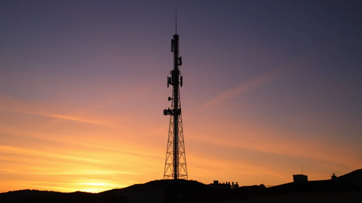 Antena de telecomunicaciones en un entorno rural de Canarias al atardecer.
