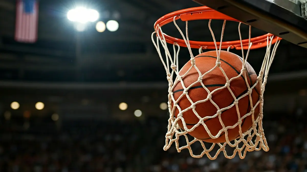 Imagen genérica de una canasta de baloncesto con el balón pasando por la red.