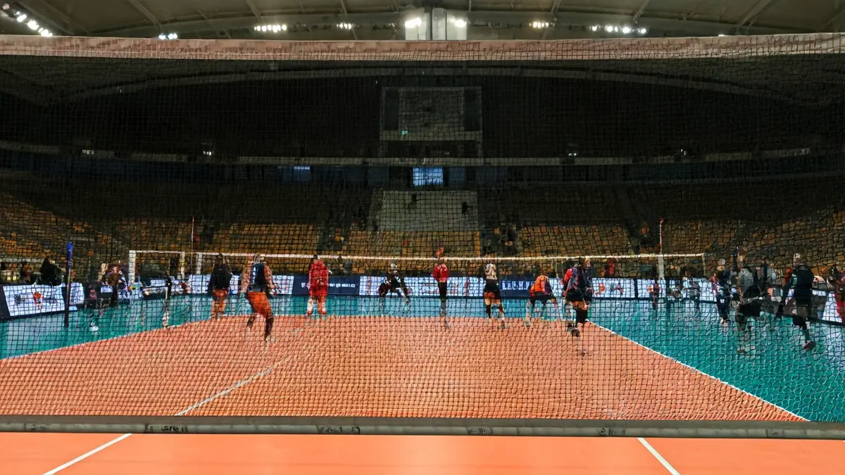 Imagen genérica de una red de voleibol en una cancha cubierta.
